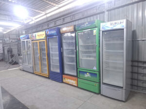 Tủ được sử dụng để đựng các sản phẩm như rau củ quả, bánh các loại